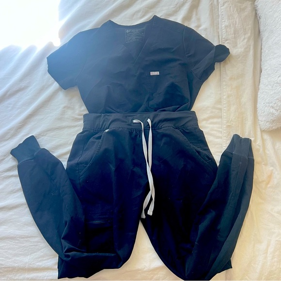 Figs Pants - Figs Zamora set XS. Gently used. One pocket shirt, regular fit drawstring jogger